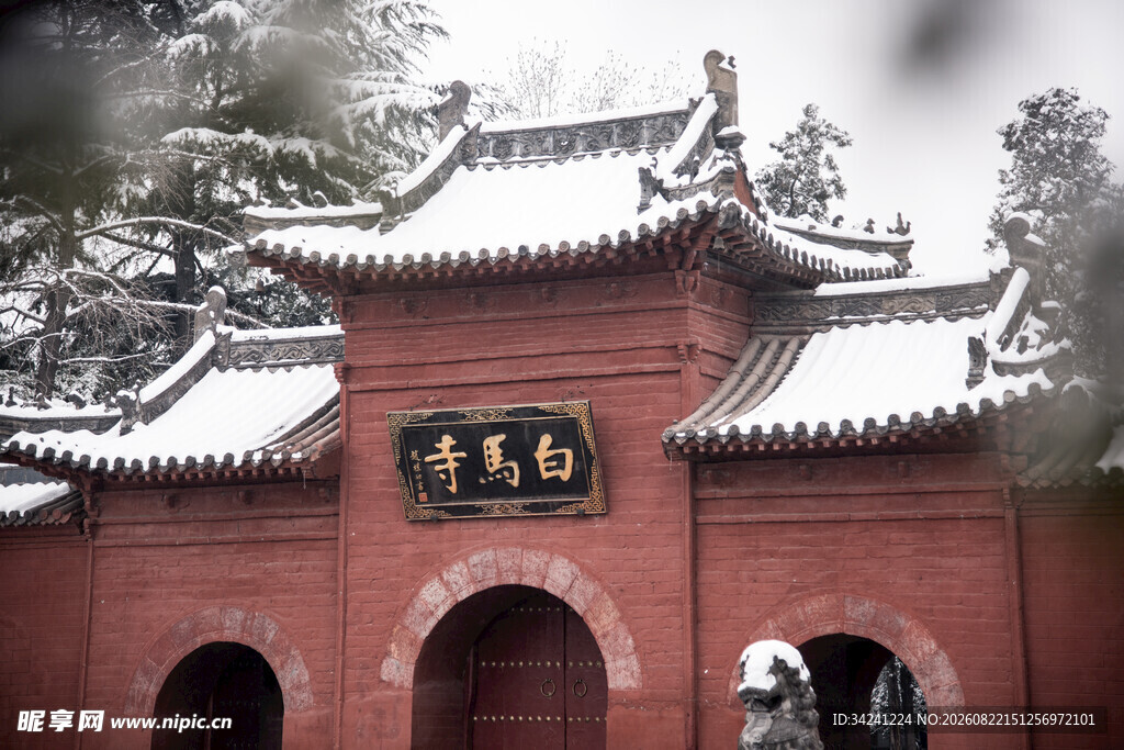 雪中古建牌坊尽显古韵