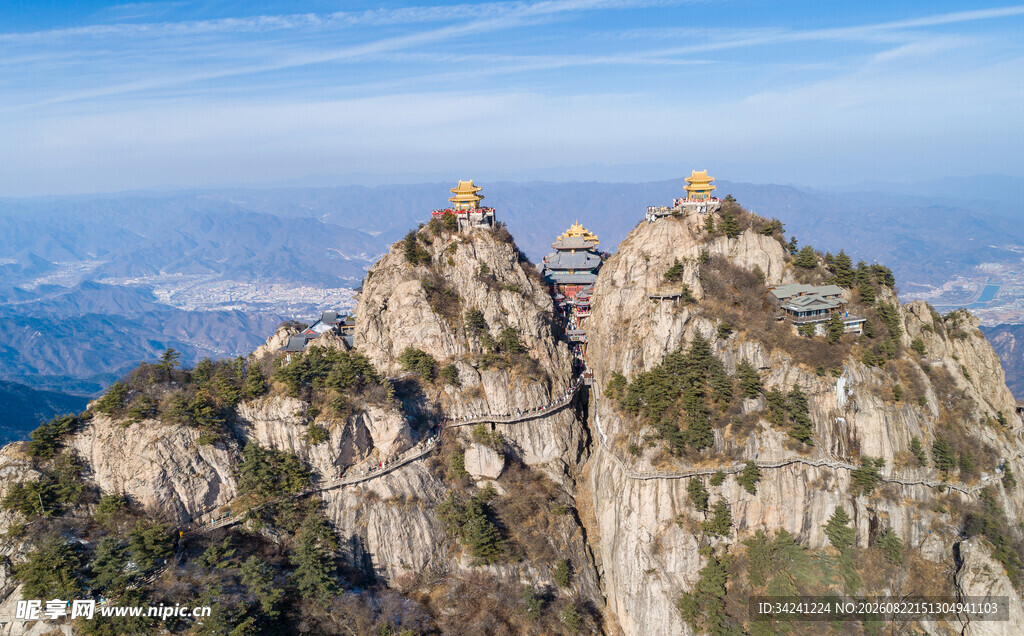 巍峨山峰上的古老建筑