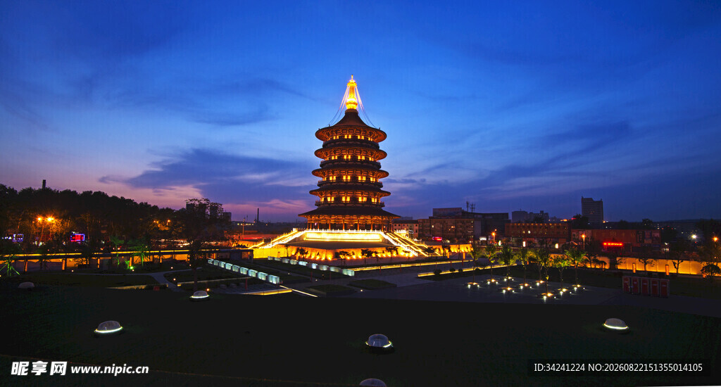 夜幕下的璀璨古塔