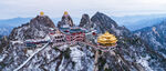 高山之巅的壮丽古建筑群