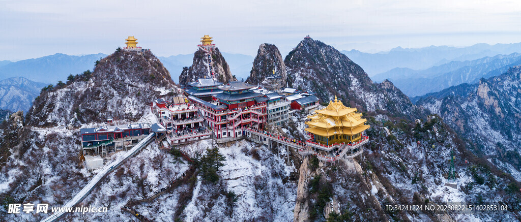 高山之巅的壮丽古建筑群