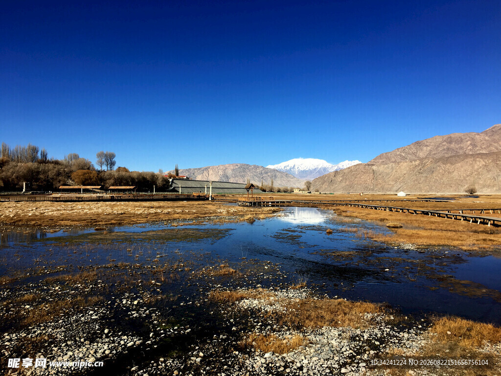 秋日山间静谧湖泊景色