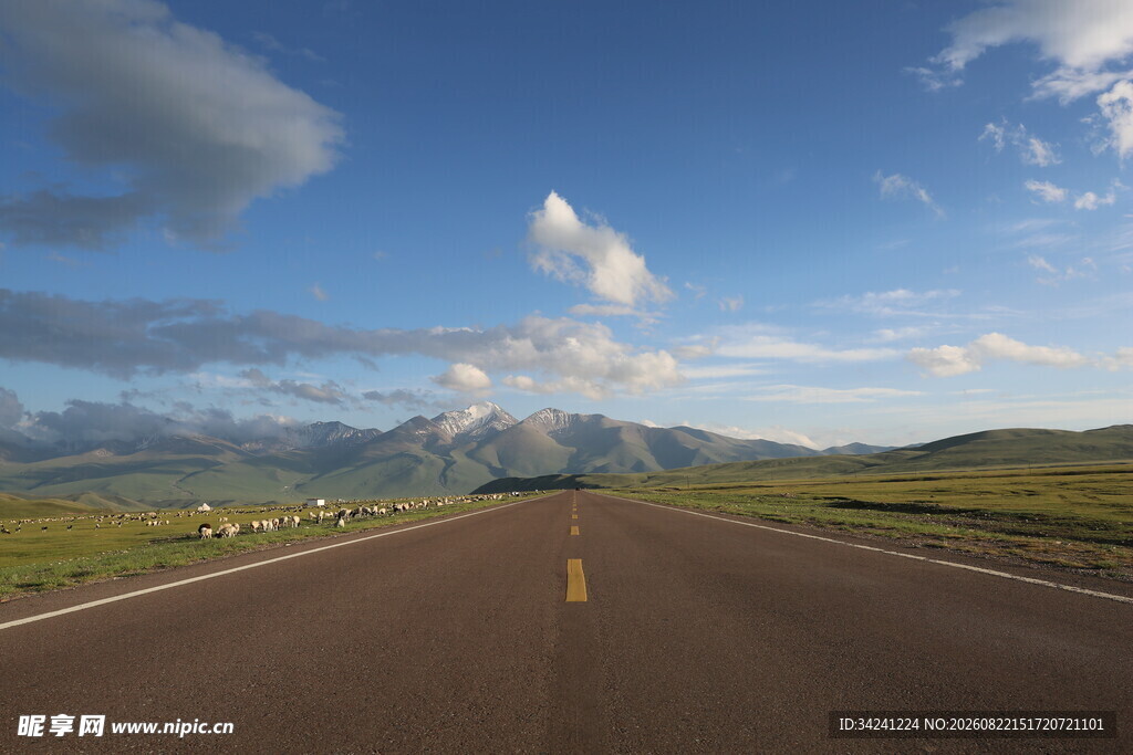 旷野公路通向远方美景