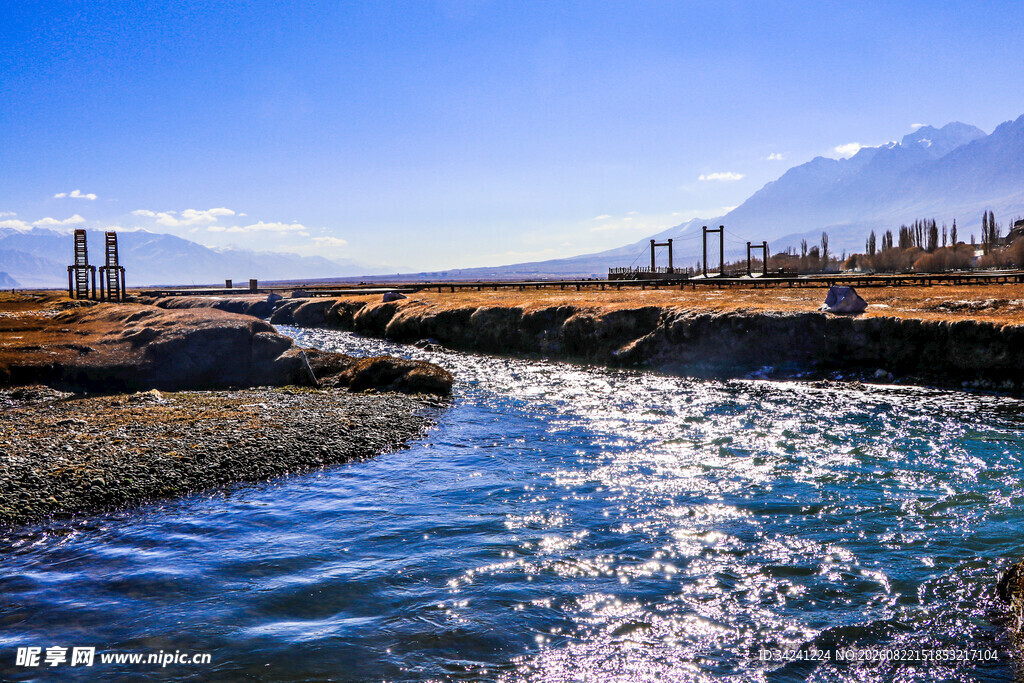 清澈溪流与远处山峦美景