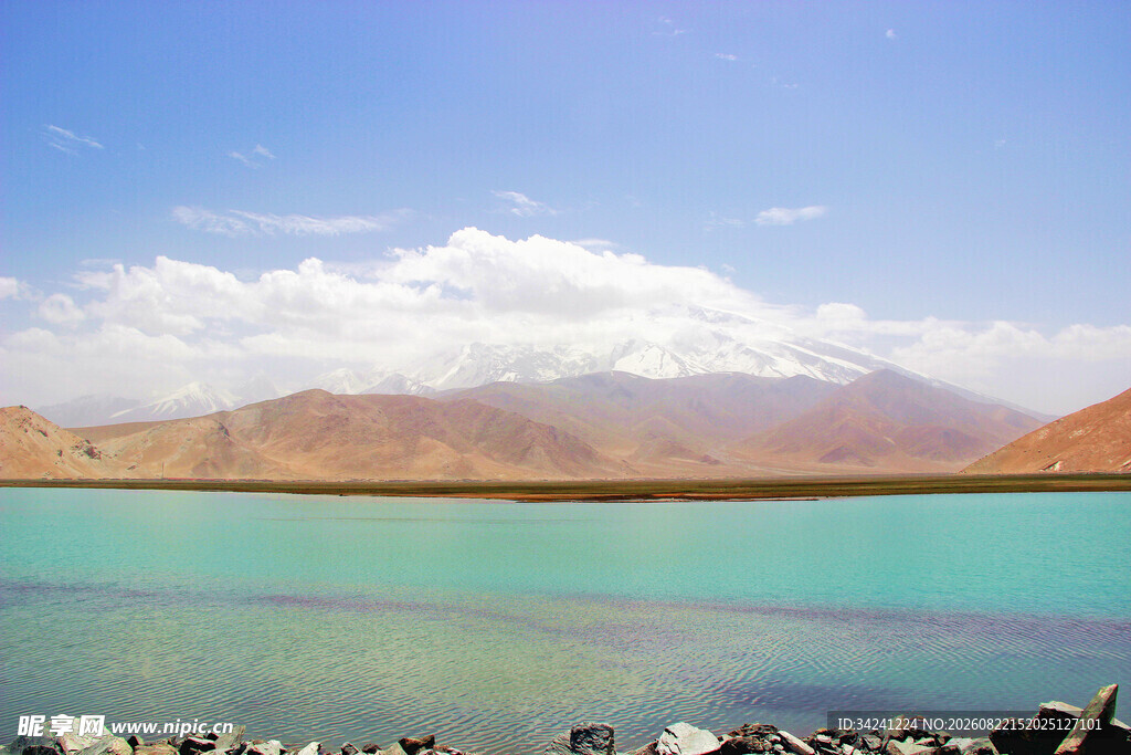 美丽蓝湖与远处山峦