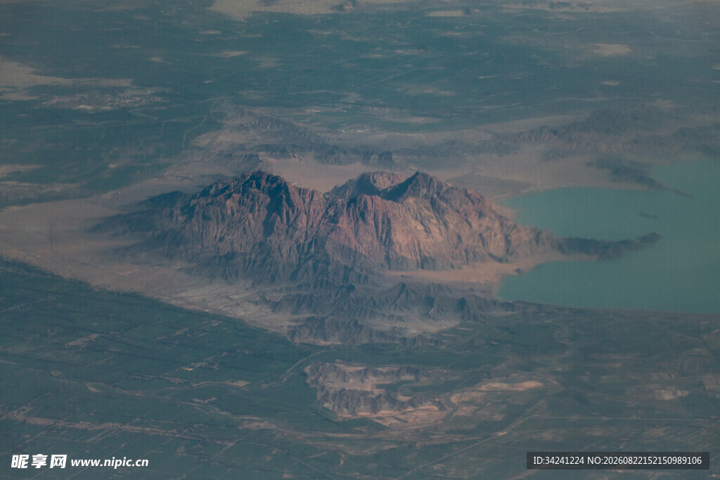 空中俯瞰壮丽山峦与湖泊