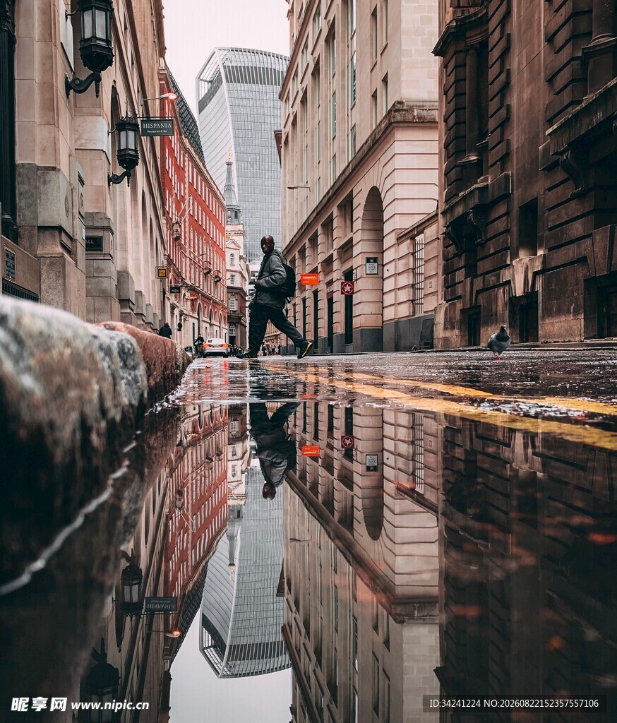雨后街巷行人的倒影之美