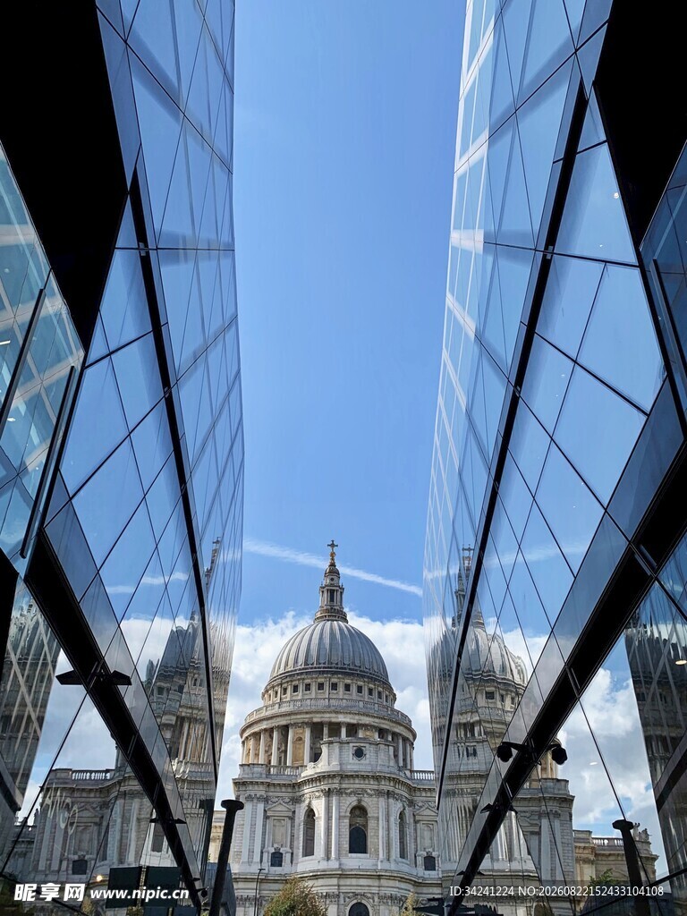 现代建筑间的古典建筑景观