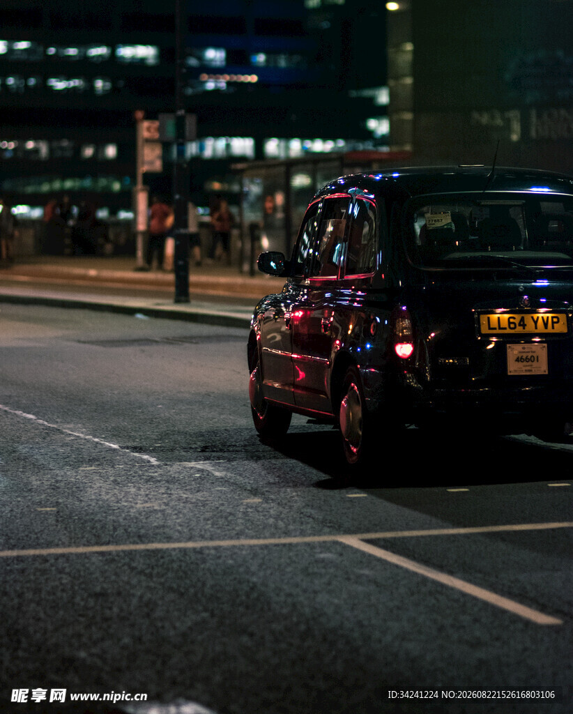 夜晚街头的黑色出租车