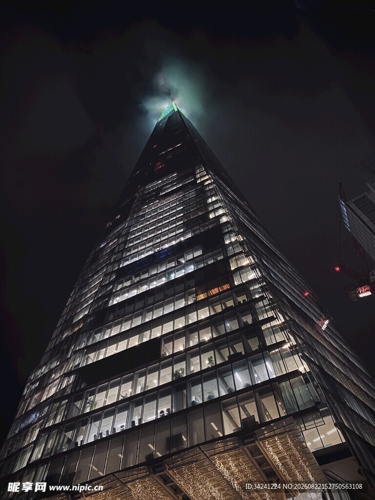 夜晚璀璨的摩天大楼