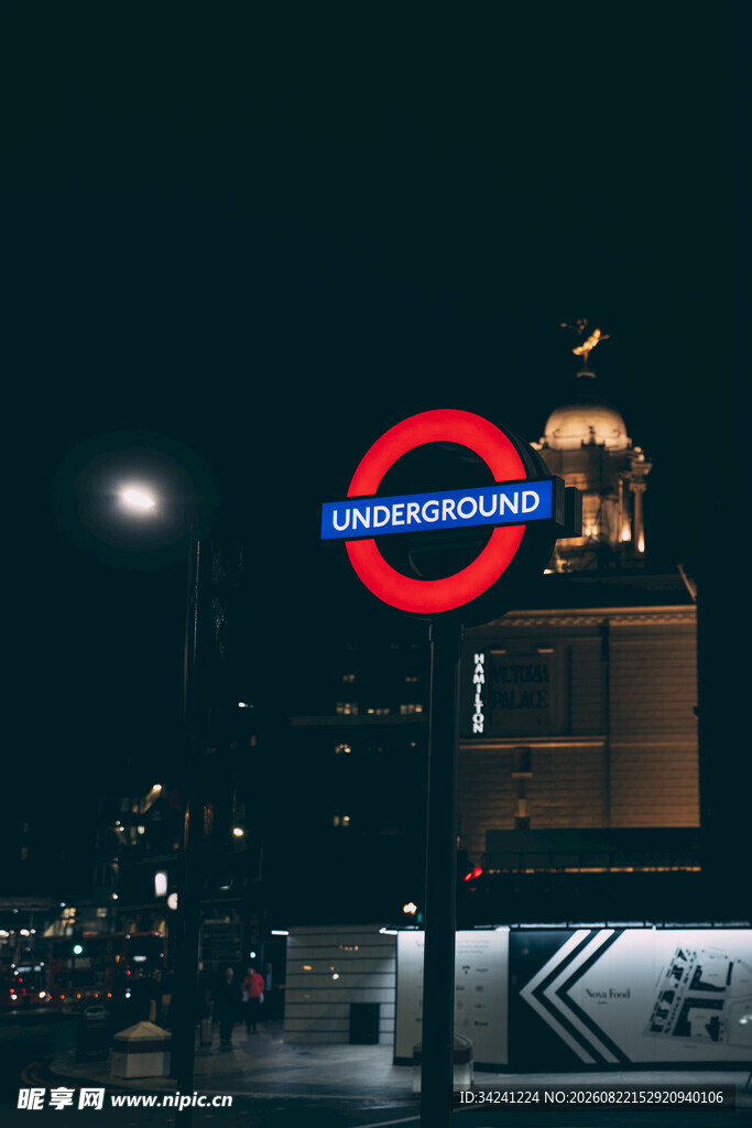 伦敦地铁站标夜景