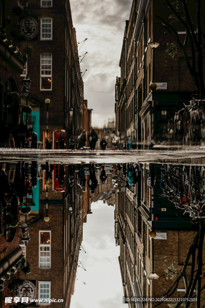 城市街道倒影景观
