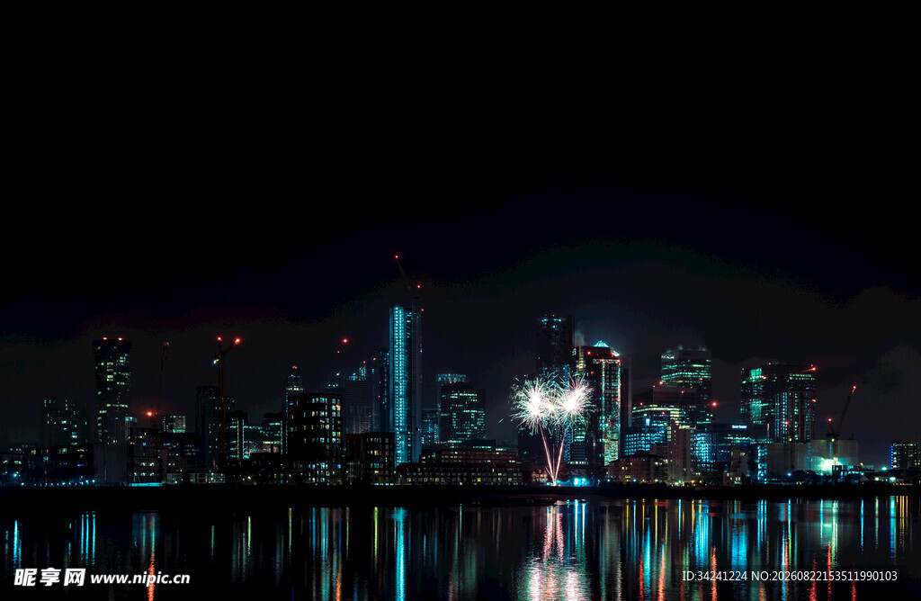 城市璀璨夜景倒映于水面