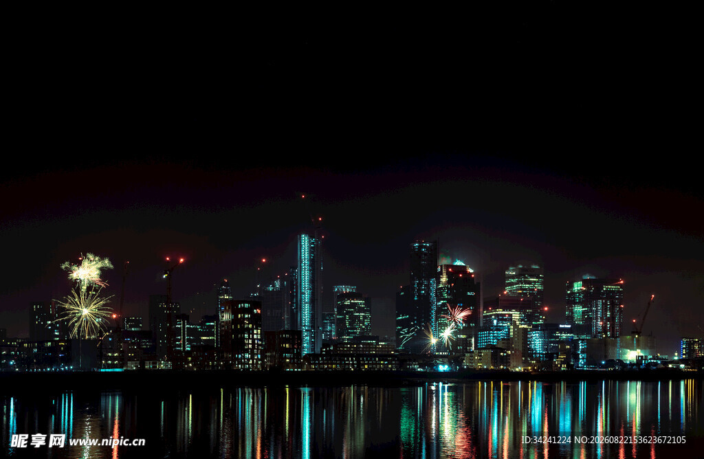 城市夜景璀璨灯光映水面