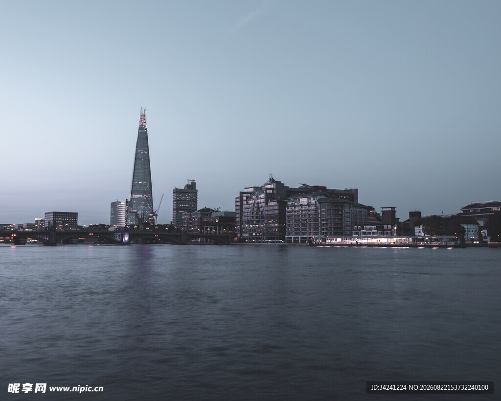 伦敦夜景中的地标建筑