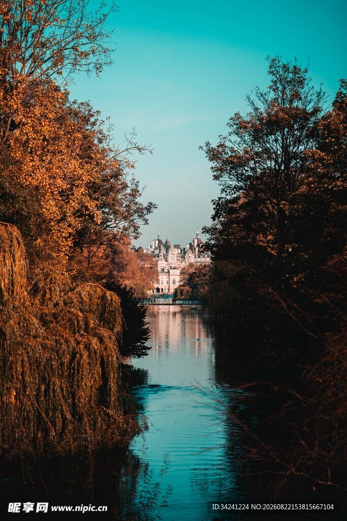 秋日河畔美景