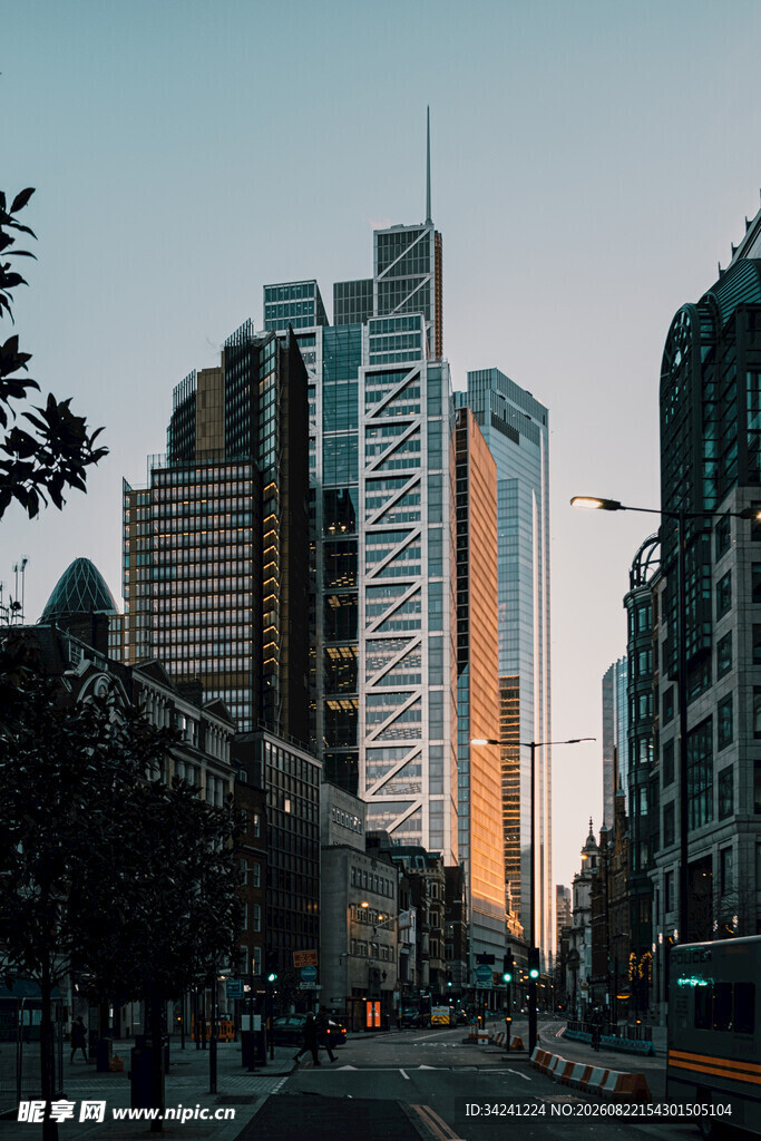 城市高楼林立的街道景观