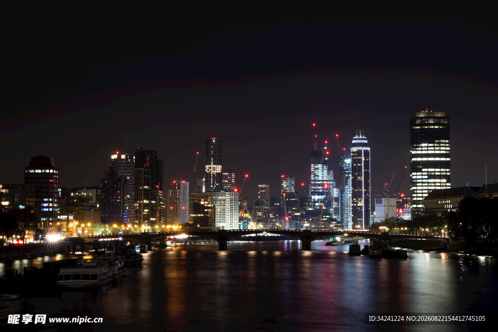 城市夜景下的璀璨灯火