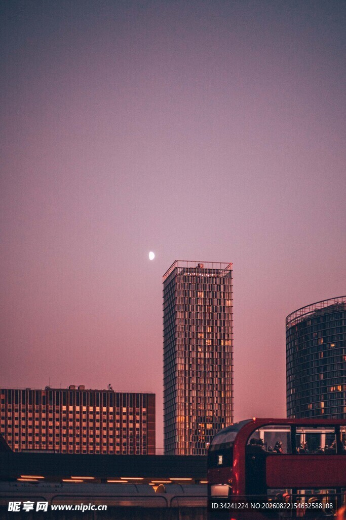 城市黄昏下的高楼与车辆