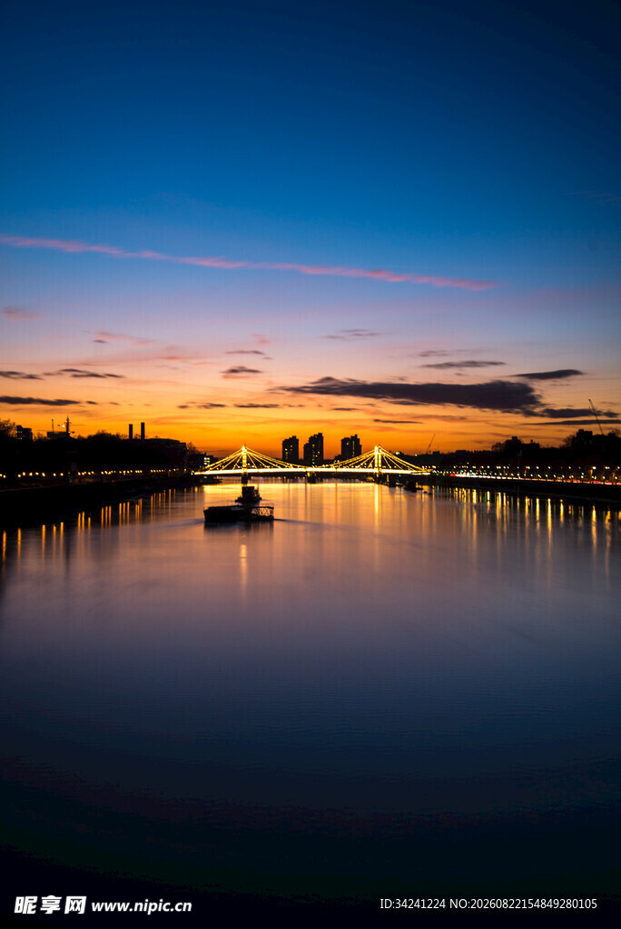湖畔日落美景