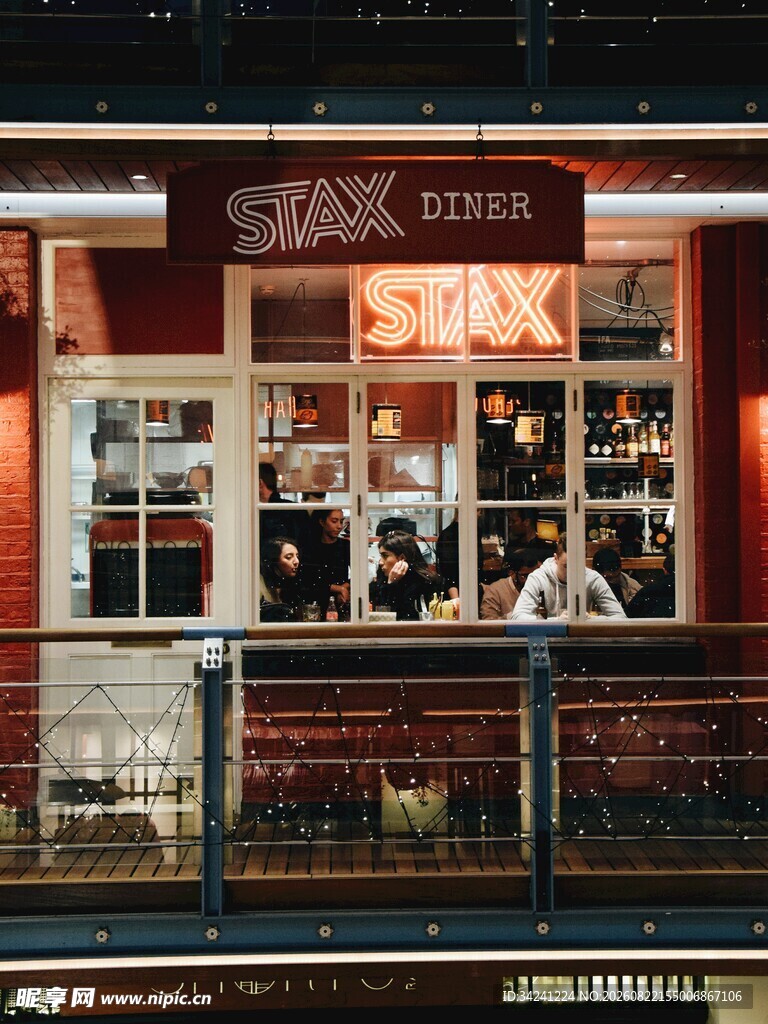夜晚温馨的街边咖啡店