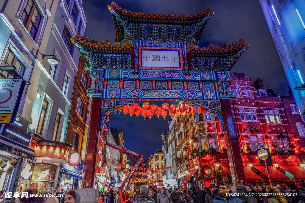 繁华都市中的中式牌坊夜景
