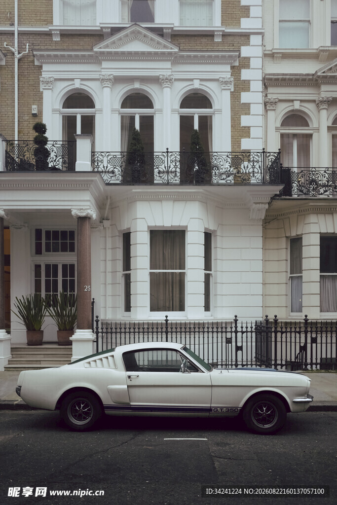 复古汽车停在欧式建筑前