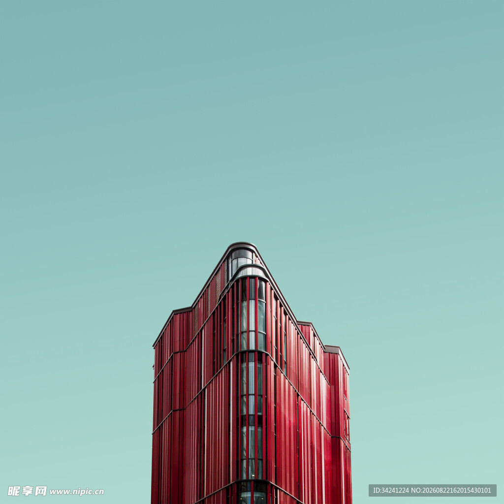 红色建筑高耸蓝天