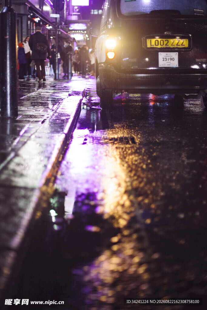 雨夜街头的光影积水景象