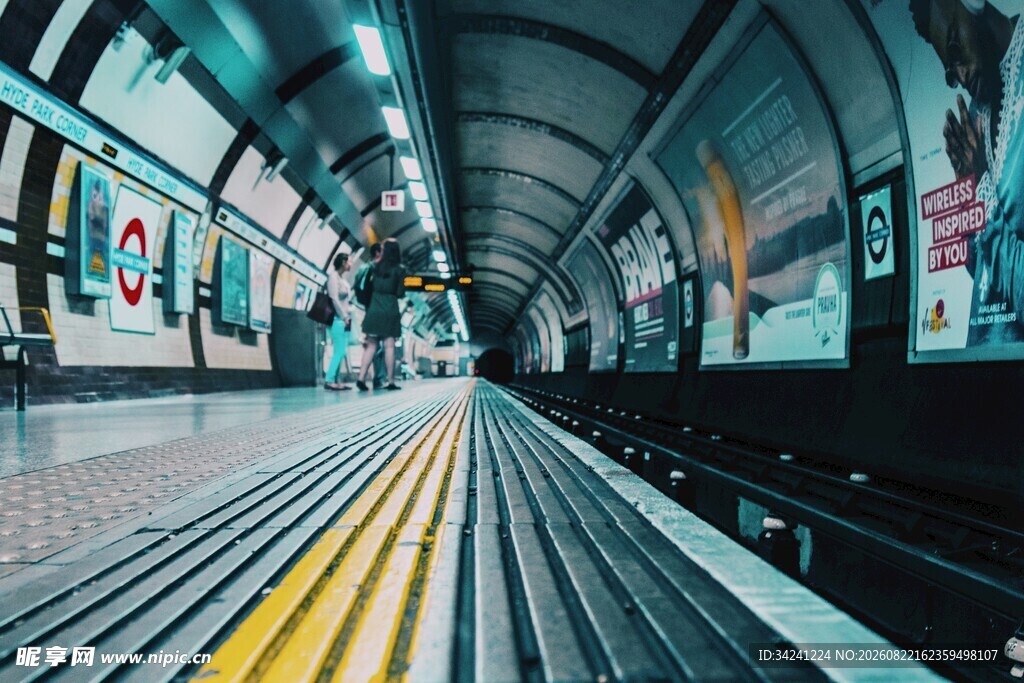 地铁通道内的空旷场景