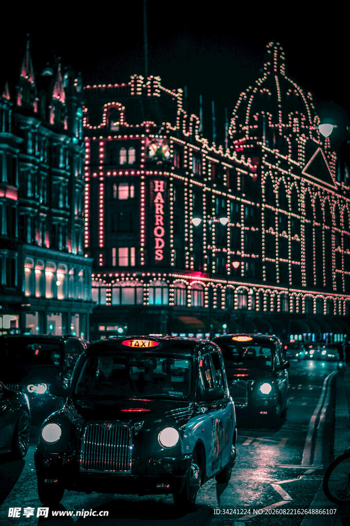 都市夜景中的繁华街道