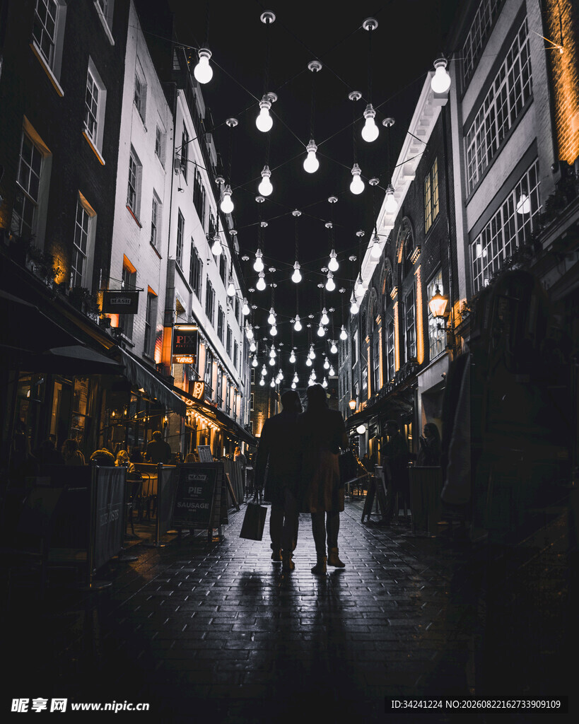 夜晚繁华街道行人景象