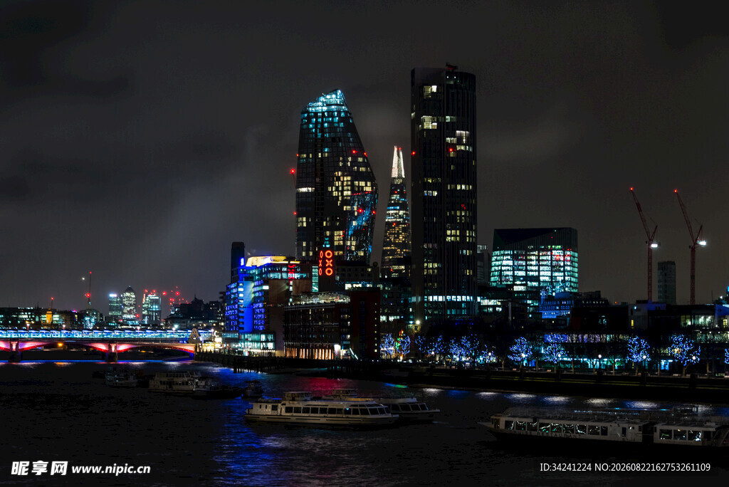 城市夜景中的璀璨高楼
