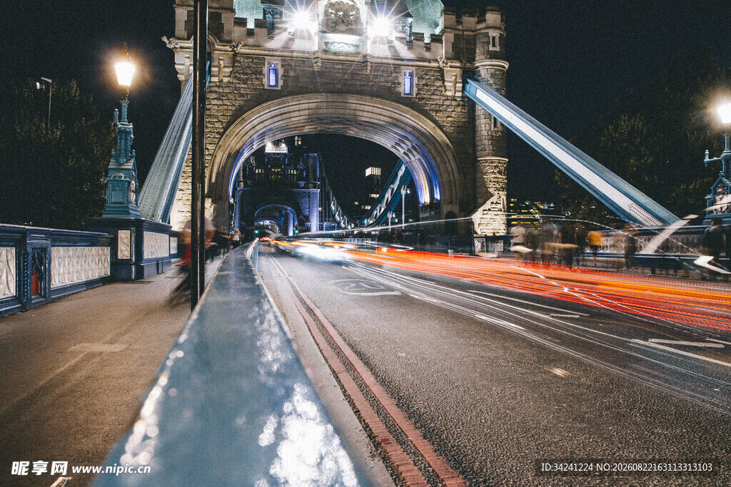 伦敦塔桥夜景车流画面