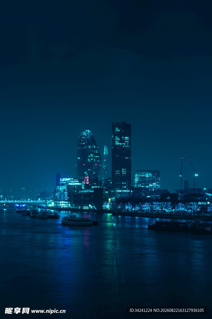 城市夜景下的璀璨河畔风光