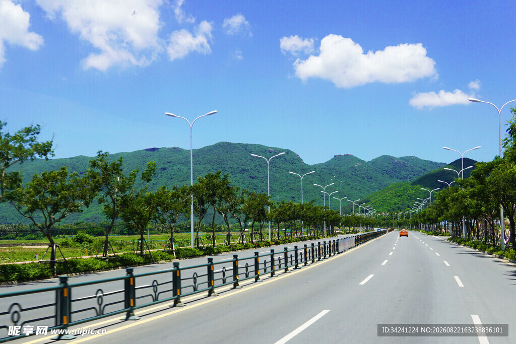 公路风光远山绿树伴蓝天