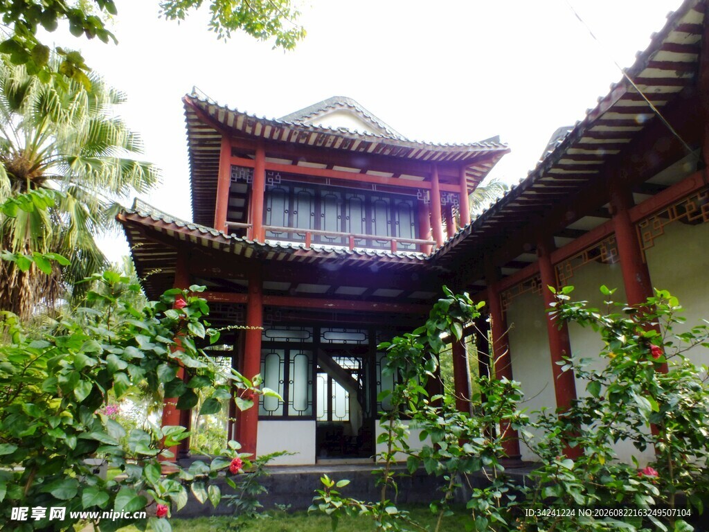 中式古建隐于葱郁绿植间