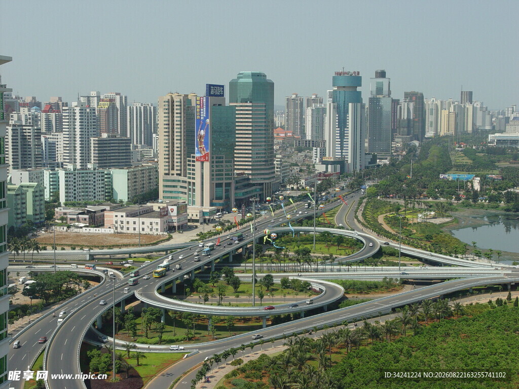 城市高架桥与林立高楼景观