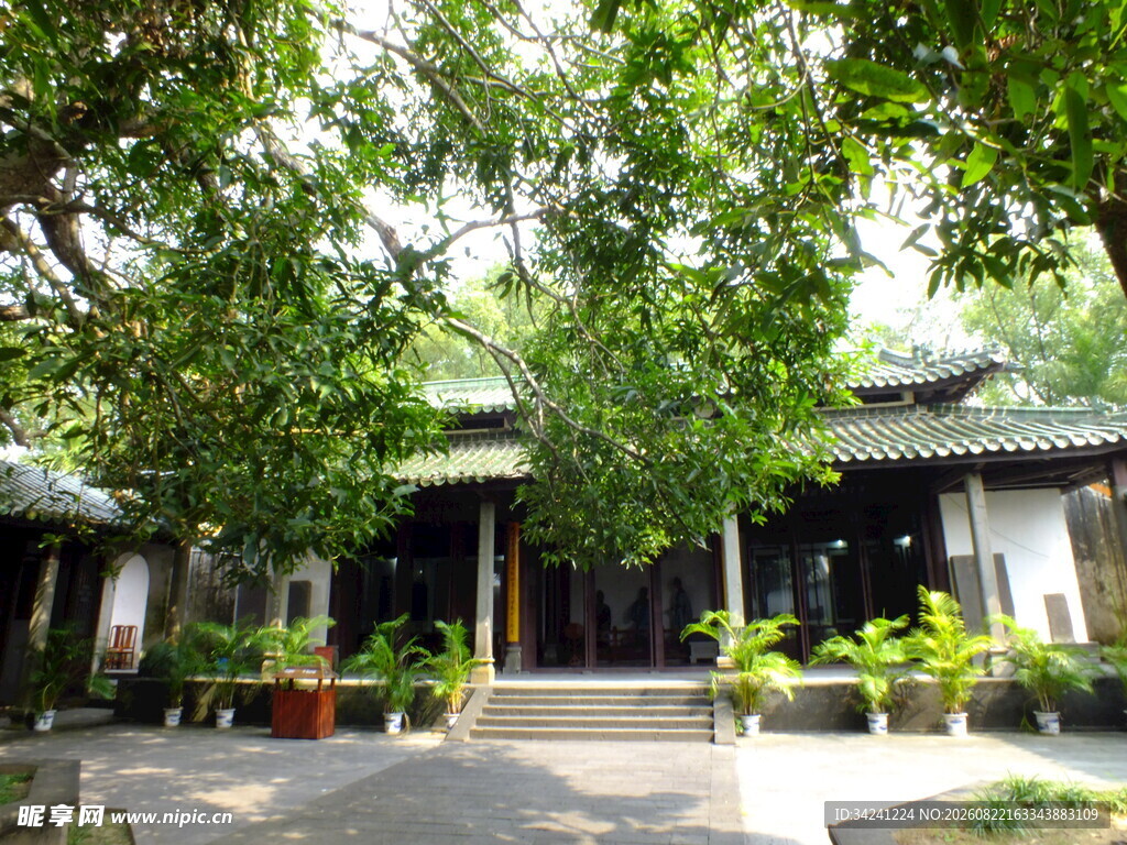 中式庭院绿树环绕景致美