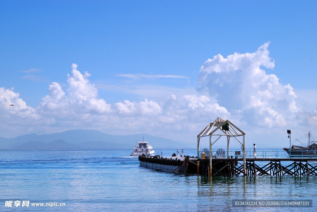 湖畔栈桥美景