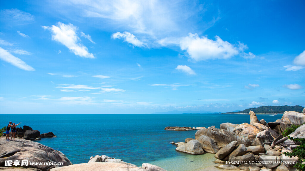 碧海蓝天的海边岩石景观