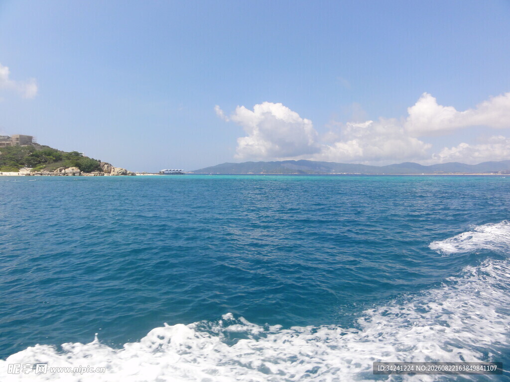 海上行舟碧波蓝天美景