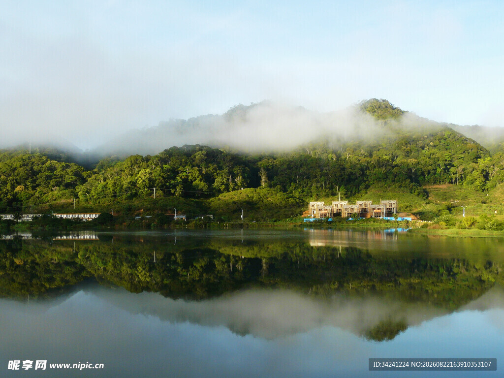 宁静湖景与山林倒影