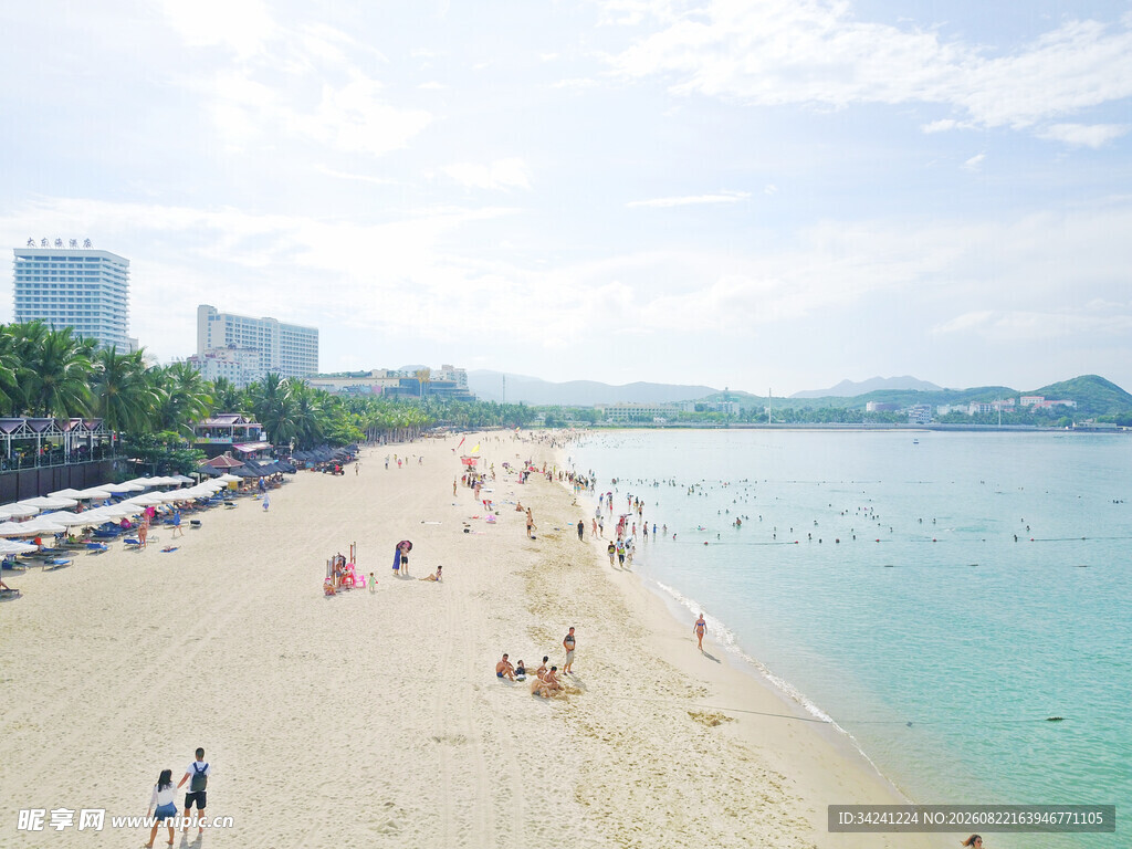 热闹的海滨沙滩景象