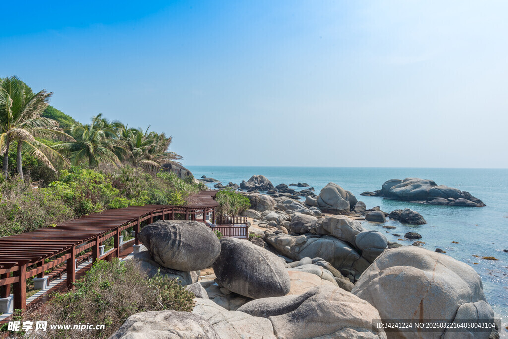 海边栈道与嶙峋礁石美景