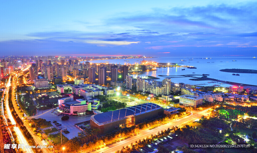 城市璀璨夜景与交通脉络