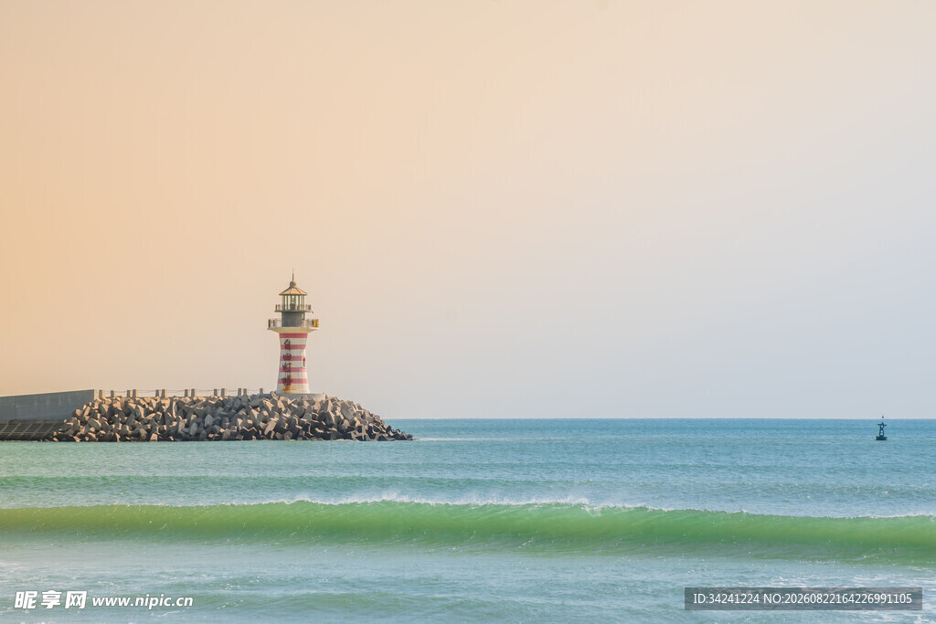海边灯塔与海浪美景