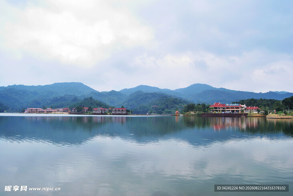 宁静山水间的美丽湖景