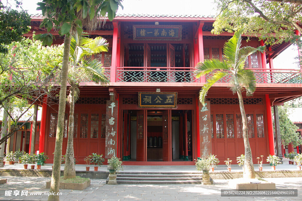 中式红柱传统建筑外观