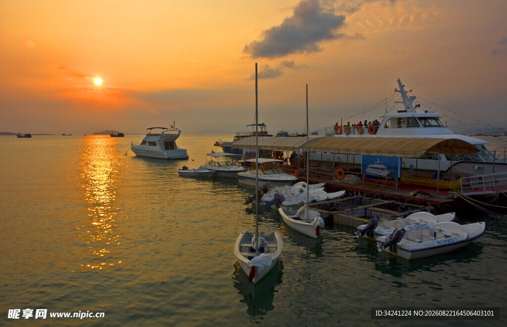 夕阳下的宁静海港